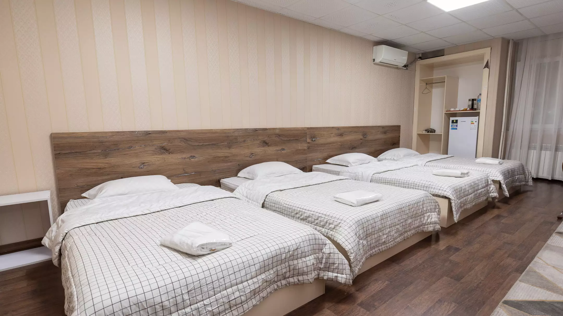 Alibaba https://cdn.alibaba.ir/ostorage/hotel-accommodation-images/674c0ede10d0d5745be3d2ee_هتل مرمر - اتاق چهارتخته سینگل (1).webp